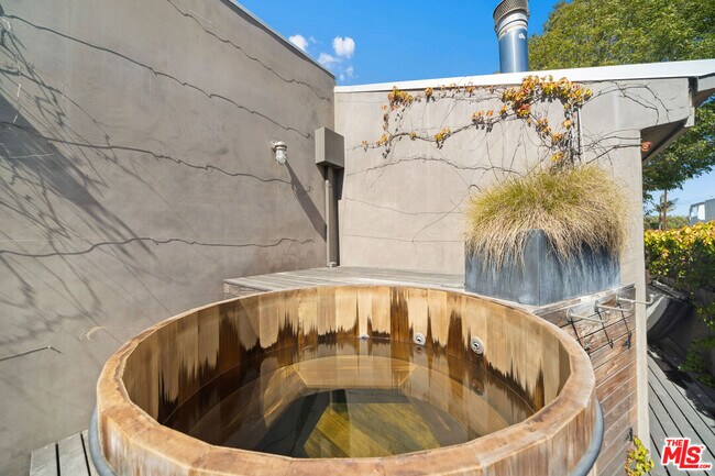 Building Photo - 7038 Dume Dr
