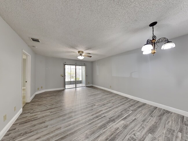 Building Photo - 2956 Clubview Dr