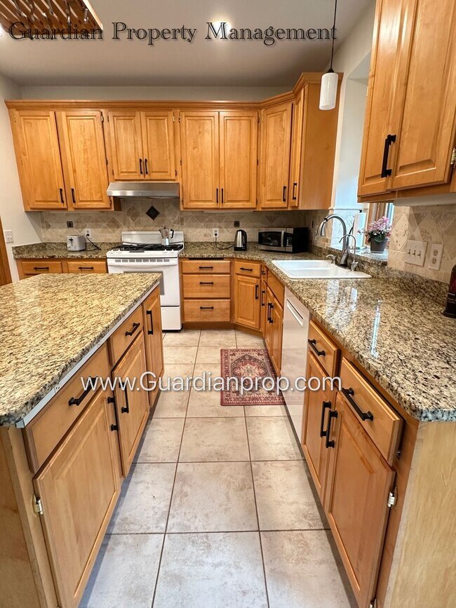 Building Photo - Well Maintained Prior Lake SFH, Large Deck, Fireplace, 2 Car Attached Garage