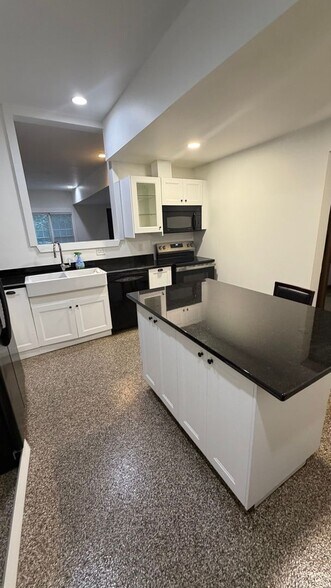 Building Photo - 5041 Woodland Bay Dr