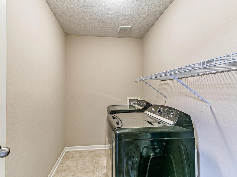 Building Photo - 15222 Aurora Cir