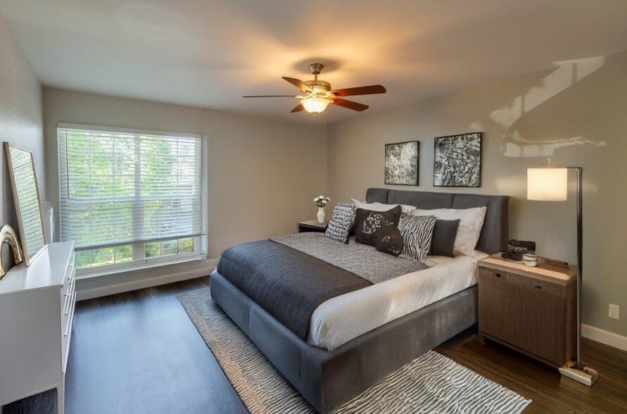 Building Photo - Redwood Plaza Apartments