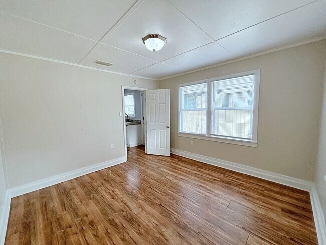 Building Photo - 317 Glenmore Ave