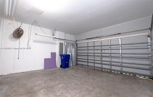 Building Photo - 4949 SW 134th Ave