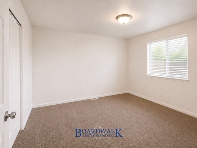 Building Photo - 253 E Crestone Ave