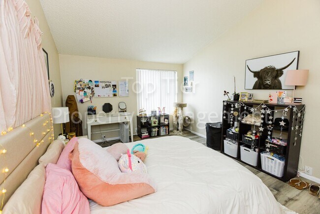 Building Photo - Spacious Top-Floor 1BR Condo with Ocean Vi...