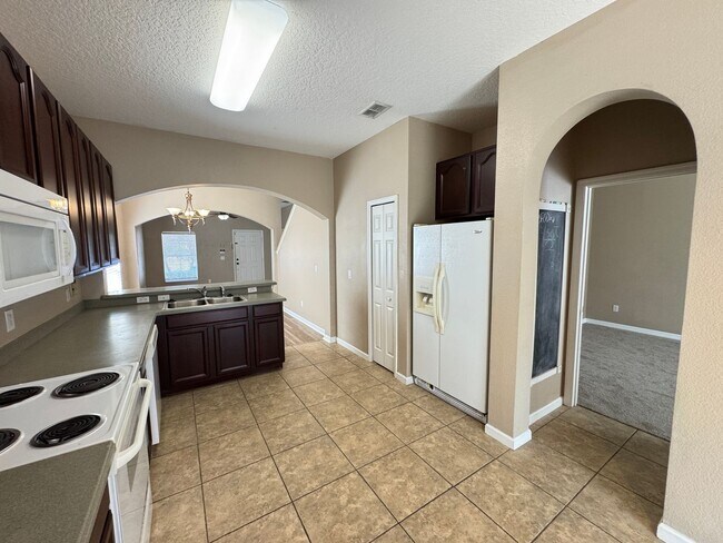 Building Photo - 5 Bedroom Townhome in Avalon Park! TESLA CHARGER INCLUDED!