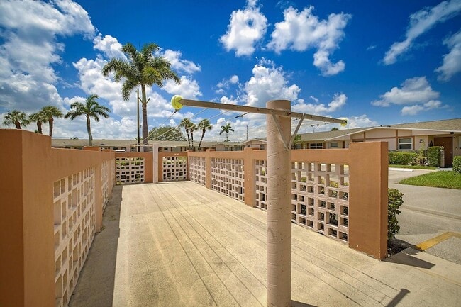 Building Photo - 2703 Dudley Dr W