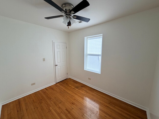 Building Photo - 1322 W 57th St