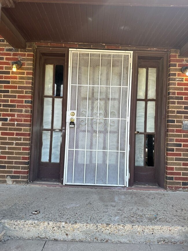 Building Photo - 412 SE 15th- Four Plex