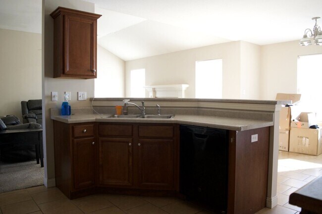 Building Photo - Nice 3 Bed 2 Bath House In Vanderveen Crossing!