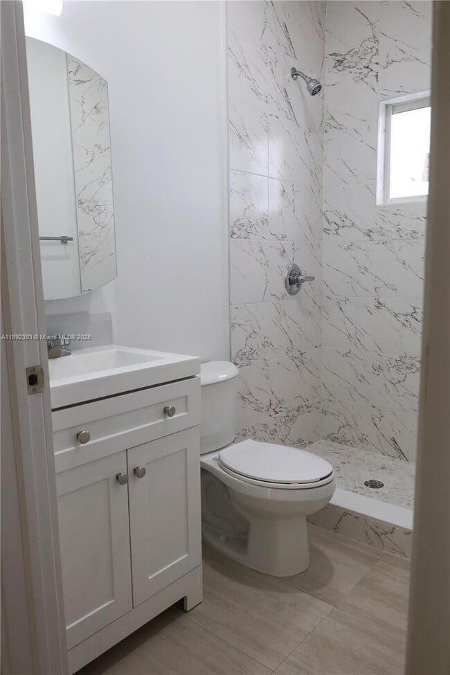 Building Photo - 3 bedroom in Miami FL 33142