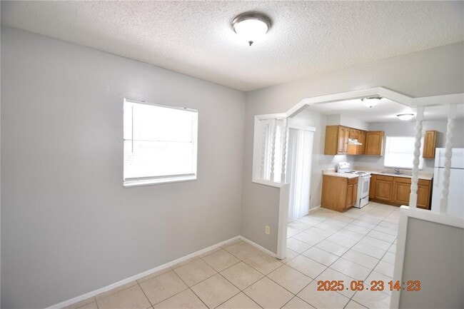Building Photo - 4432 Tarpon Dr