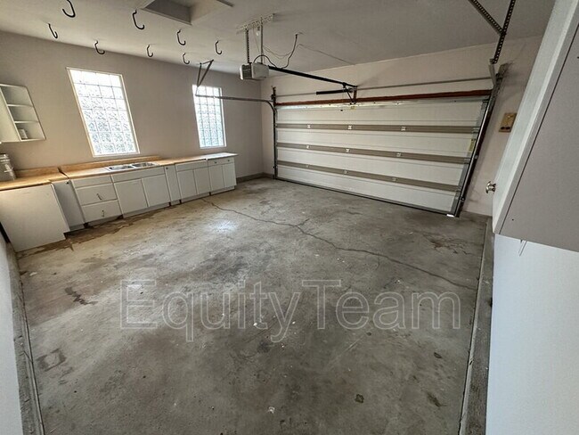 Building Photo - 9400 White Pine Dr