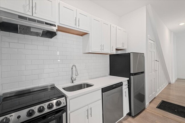 Building Photo - 640 Collins St