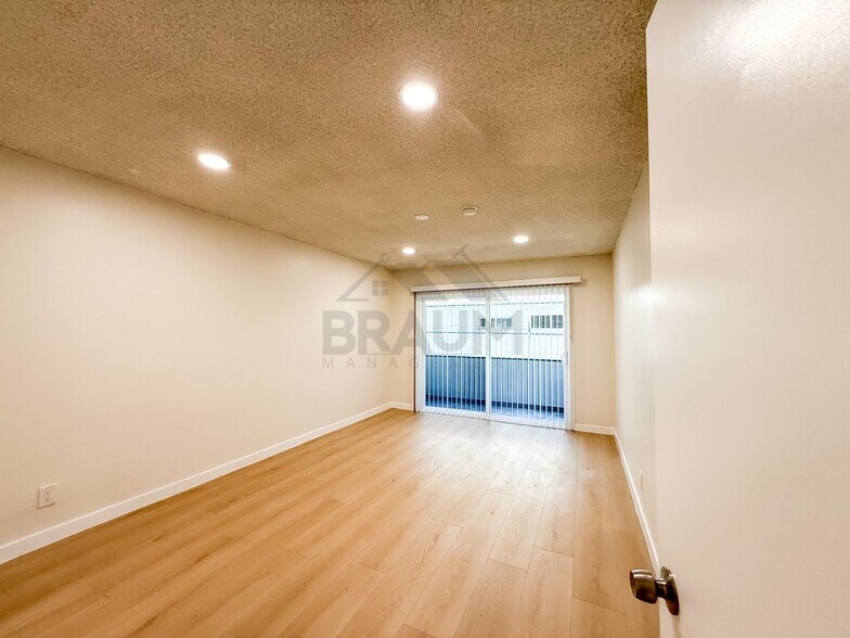 Building Photo - 6041 Whitsett Ave