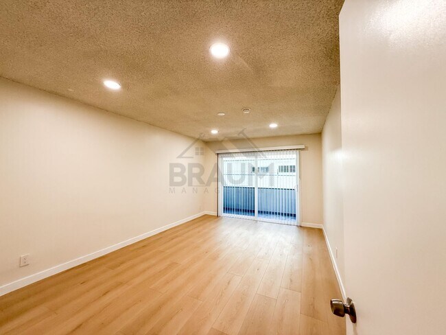 Building Photo - 6041 Whitsett Ave