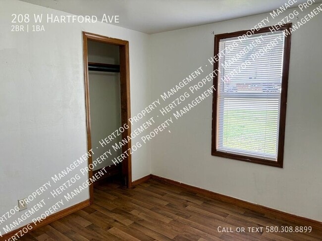 Building Photo - 208 W Hartford Ave