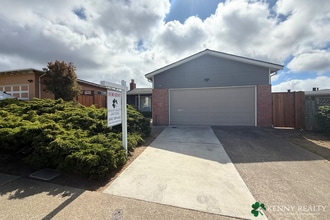 Building Photo - Beautifully Remodeled 3 Bedroom, 2 Bathroo...