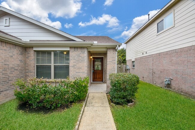 Building Photo - 15327 Mission Oak Dr