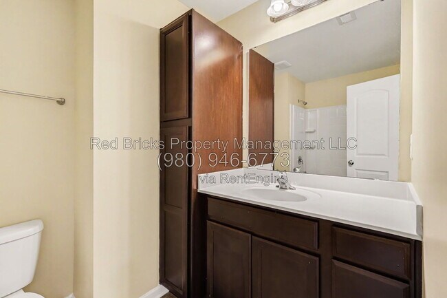Building Photo - 5013 Spring Arbor Ln