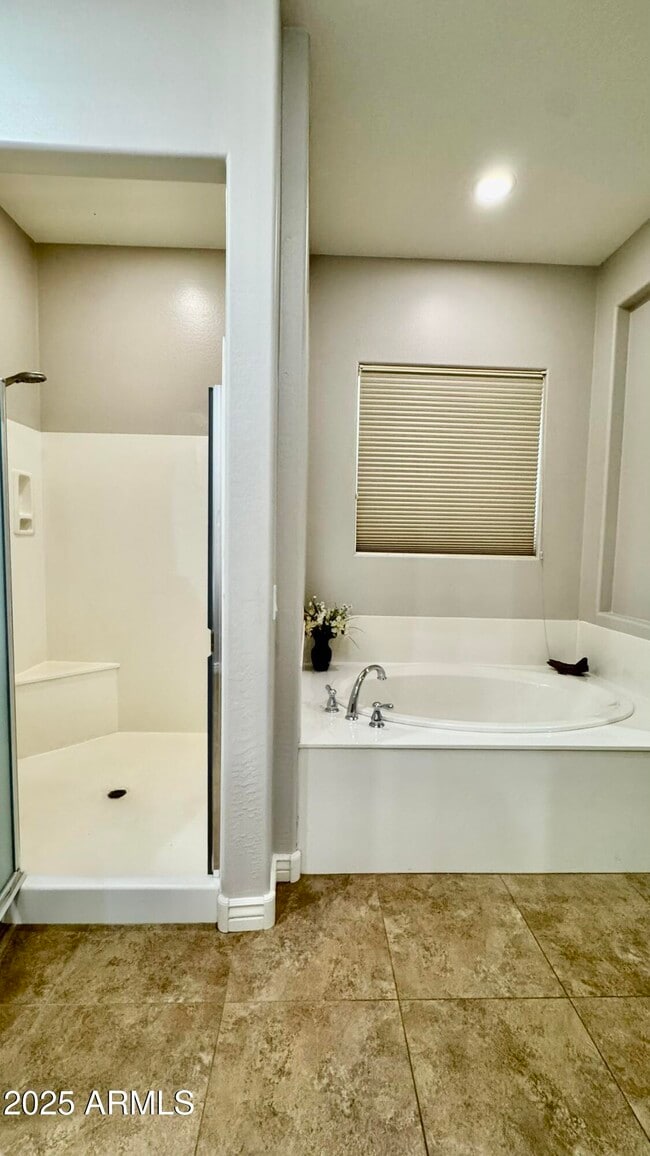 Building Photo - 2531 E Iris Dr