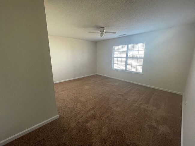 Building Photo - 3 bedroom home available in Oak Pointe sub...