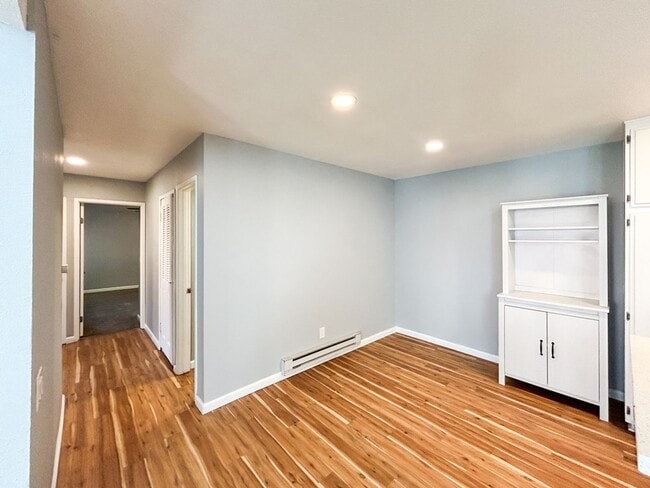 Building Photo - Beautiful 3BD/2BA W/ Reserved Parking and A/C in Allied Gardens!