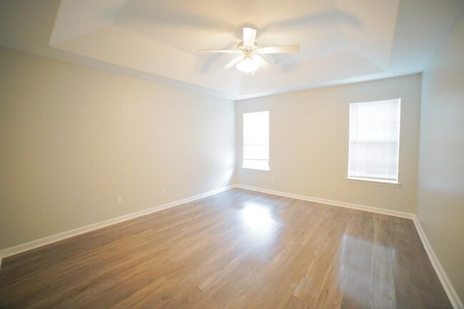 Building Photo - 1060 Kingdom Dr