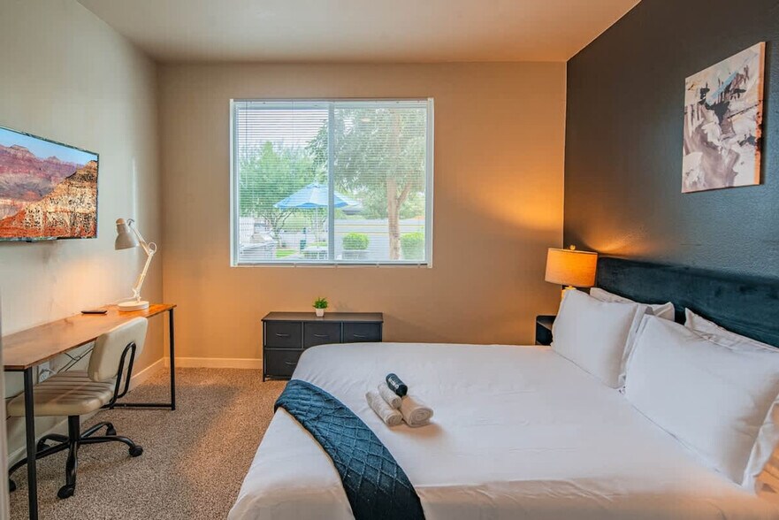 Building Photo - 1950 E Broadway Rd