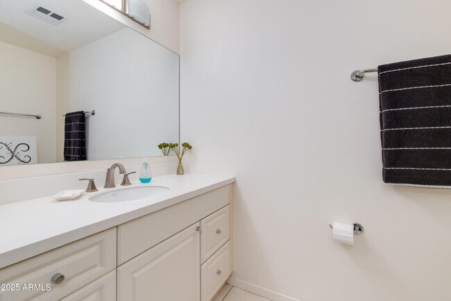 Building Photo - 7137 E Rancho Vista Dr