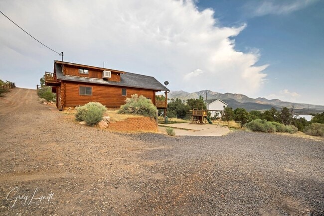 Building Photo - Mountain living in Central, Utah!