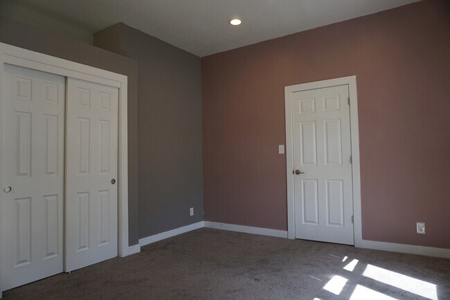 Building Photo - 900 S 300 E