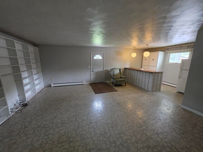 Building Photo - 3BR/2BA/2CarGarage Only A Few Minutes From Everything!