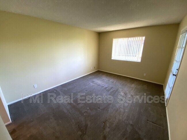 Building Photo - 4050 E Cactus Rd