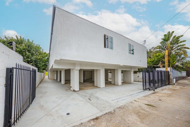 Building Photo - 946 E 21st St