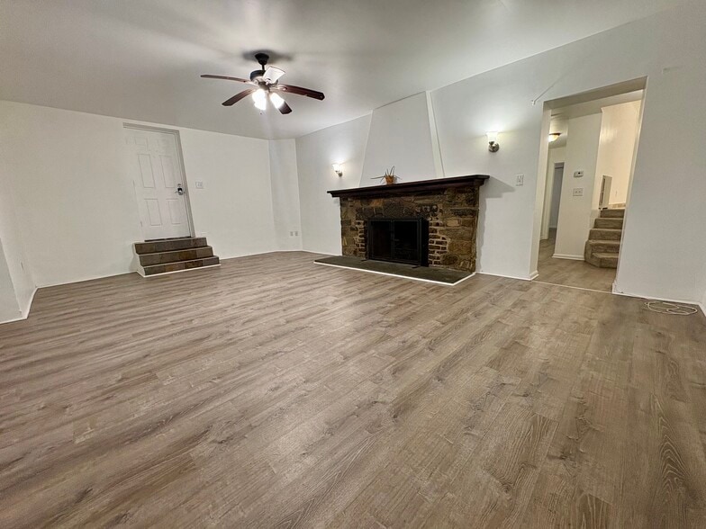 Building Photo - 2 Hollowbrook Pl