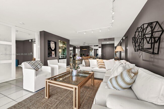 Building Photo - 1121 Crandon Blvd