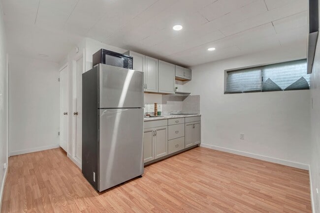 Building Photo - Spacious 4-Bed Unfurnished Home