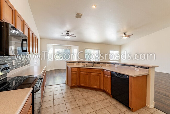 Building Photo - 4 Bedroom / 2 Bathroom Home