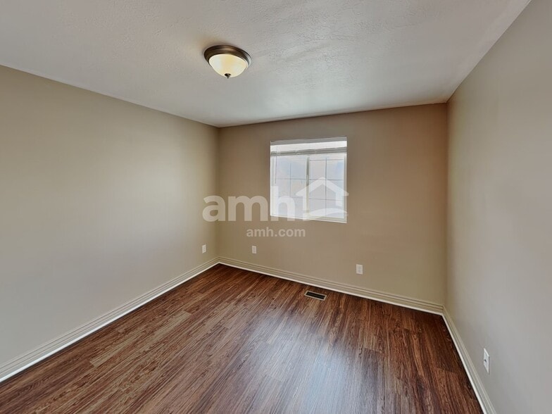 Building Photo - 934 E 490 N