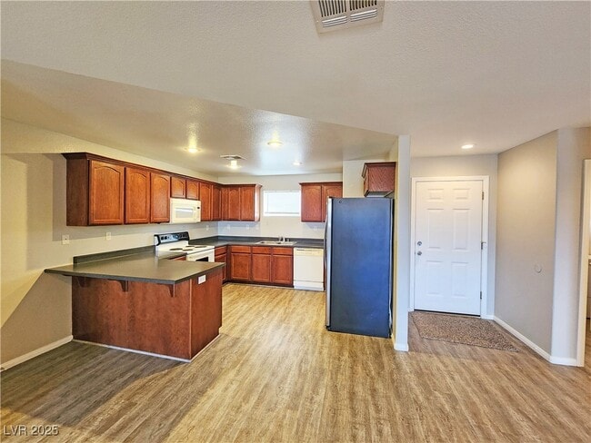 Building Photo - 200 S Mount Charleston Dr E