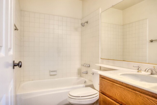 Building Photo - 4546 E Blue Jay Ave