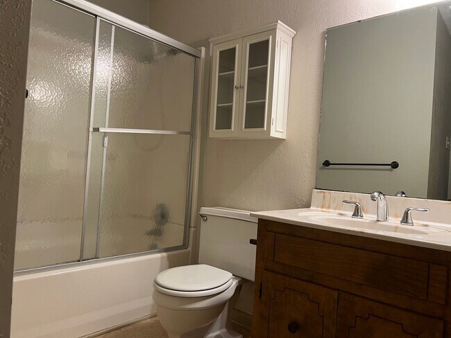 Building Photo - 4612 N Cypress St