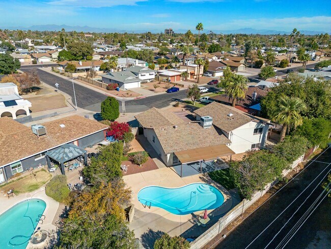 Building Photo - Large Trilevel home backing 60 with pool and close to ASU