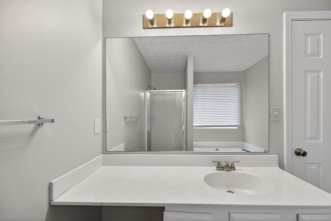 Building Photo - 3 bedroom Ranch with partially finished basement