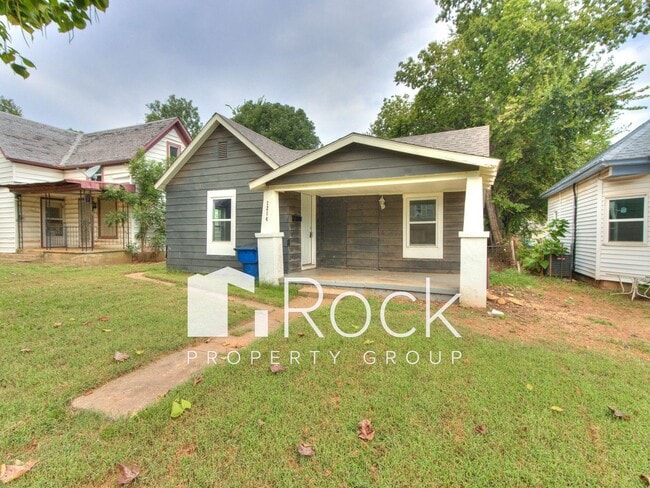 Primary Photo - Updated Cozy 2 Bed 1 Bath Home in Guthrie ...