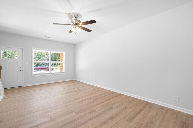 Building Photo - 2 Bedroom Condo For Rent Near Riverside Dr...