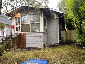Building Photo - Cozy 2 Bedroom Home Nestled Between Greenlake and the Woodland Park Zoo