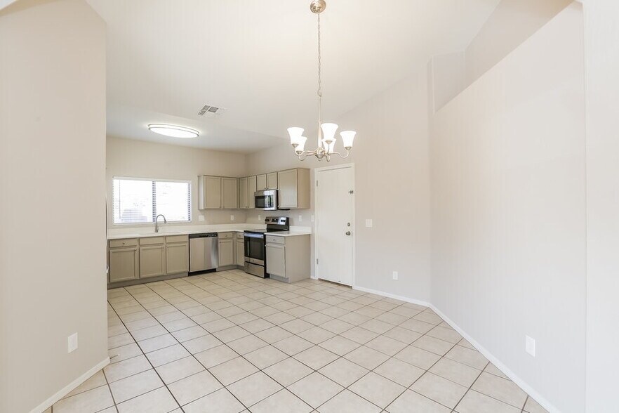 Building Photo - 5158 W Vista Ave
